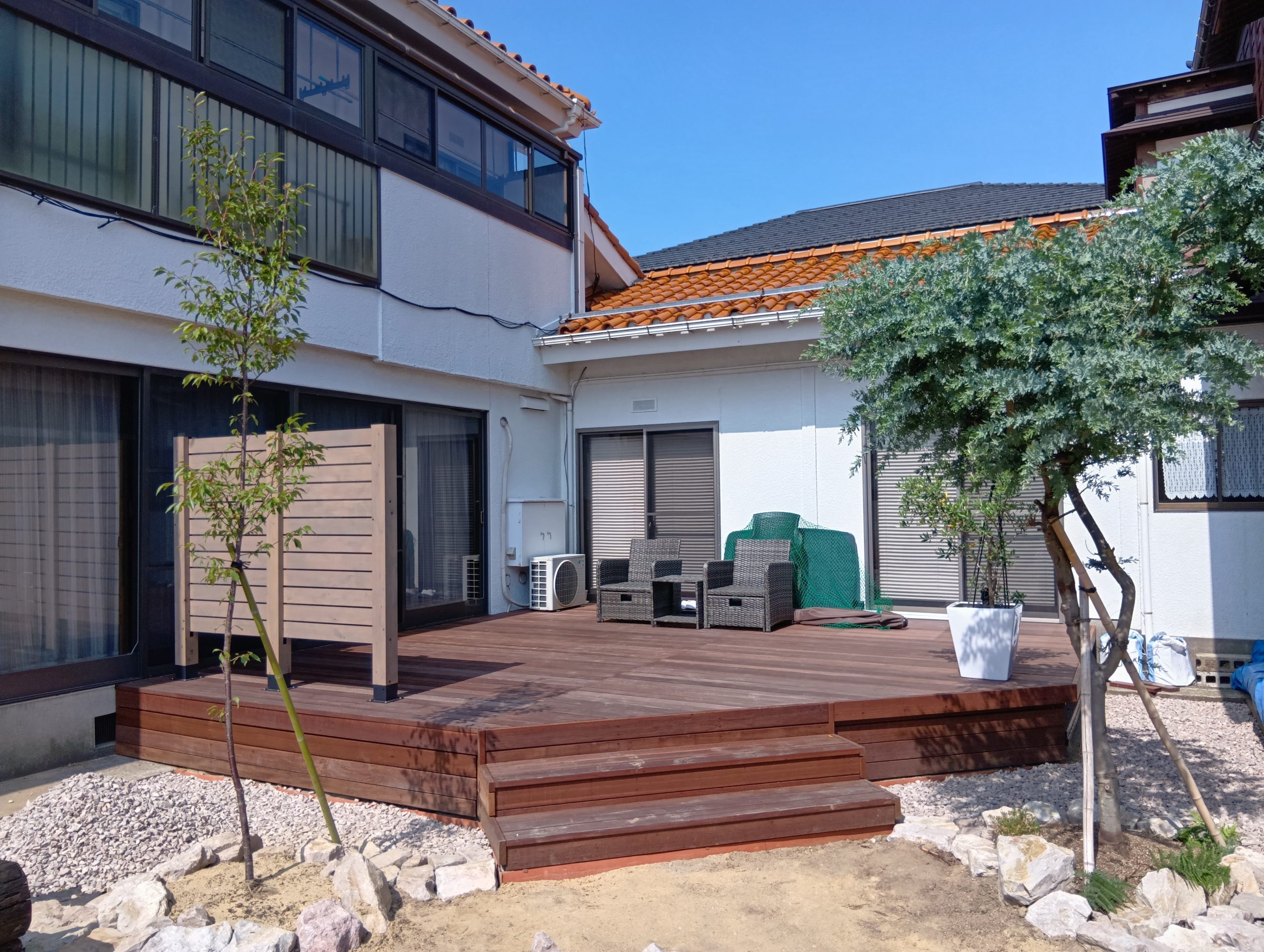 中庭で家族と集うステージ作成リフォーム